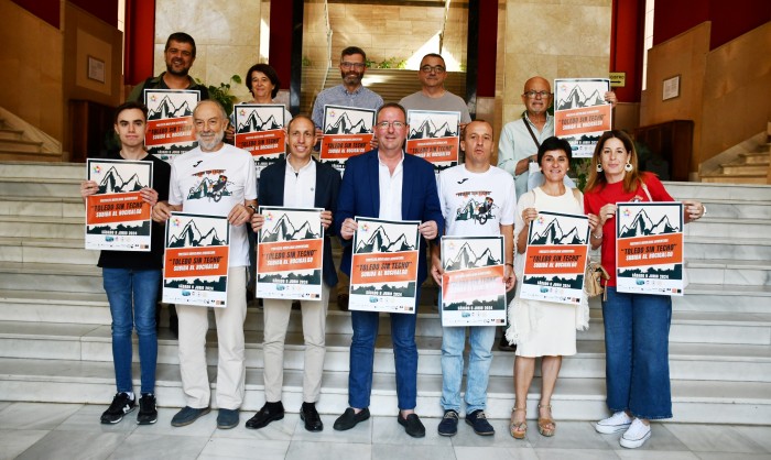 Imagen de Posado con las entidades y asociaciones colaboradoras