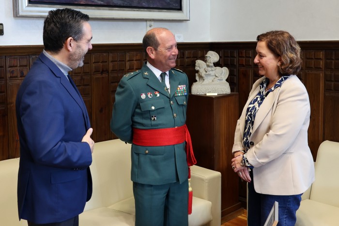 Imagen de La presidenta de la Diputación se ha despedido del general Cortés Méndez