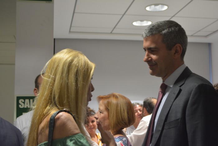 Álvaro Gutiérrez charlando Montserrat Rosa, hija del concejal Ángel Rosa