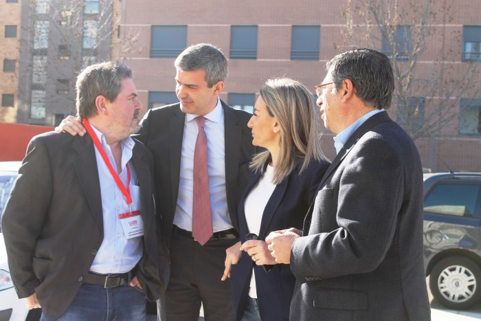 Imagen de Álvaro Gutiérrez charlando con el secretario general de CCOO de Toledo saliente