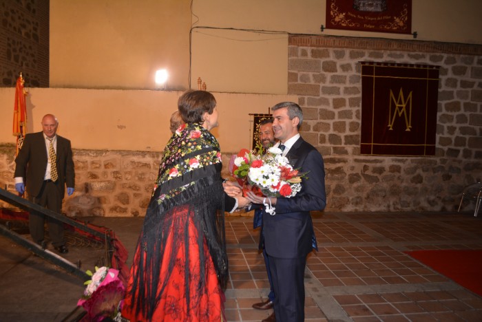Imagen de Álvaro Gutiérrez y Rafael Martín participando en la ofrenda floral a la Virgen del Pilar en Pulgar