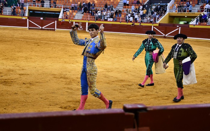 Sergio Moreno dando la vuelta al ruedo