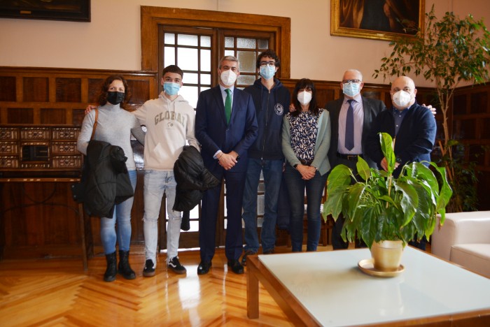 Álvaro Gutiérrez recibe a estudiantes finalistas olimpiada de Física