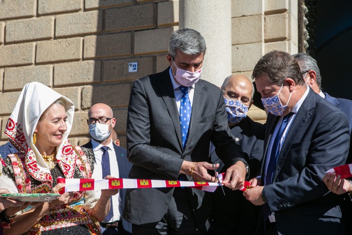 Imagen de Tradicional corte de la cinta inaugural