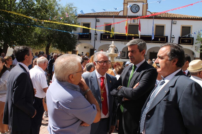 Imagen de Álvaro Gutiérrez charla con el alcalde y vecinos en el refresco de la Hermandad