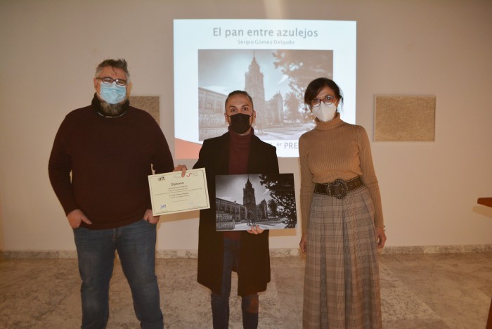 Imagen de Ana Gómez e Isidoro Hernández con el primer premio, Sergio Gómez