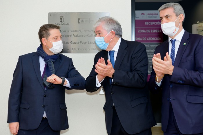 Imagen de Álvaro Gutiérrez, José Manuel Tofiño y Emiliano García-Page en la inauguración de la oficina emplea