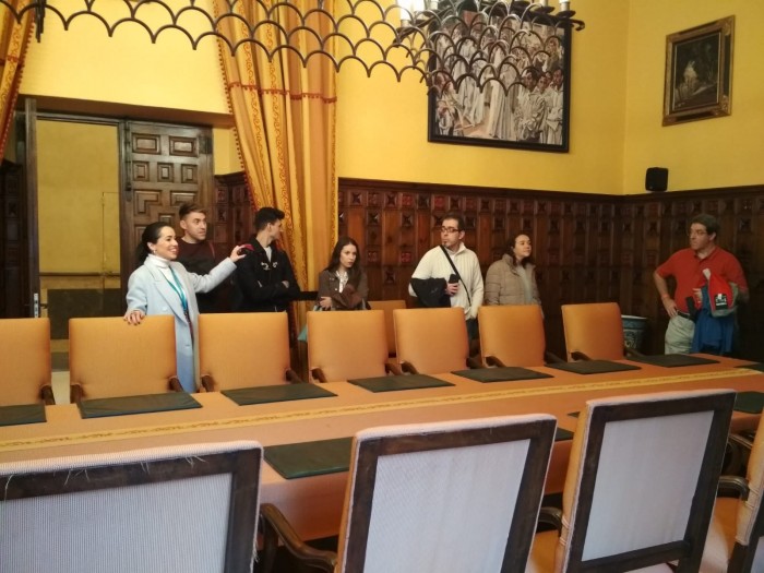 Imagen de Un grupo de visitantes en la sala de comisiones