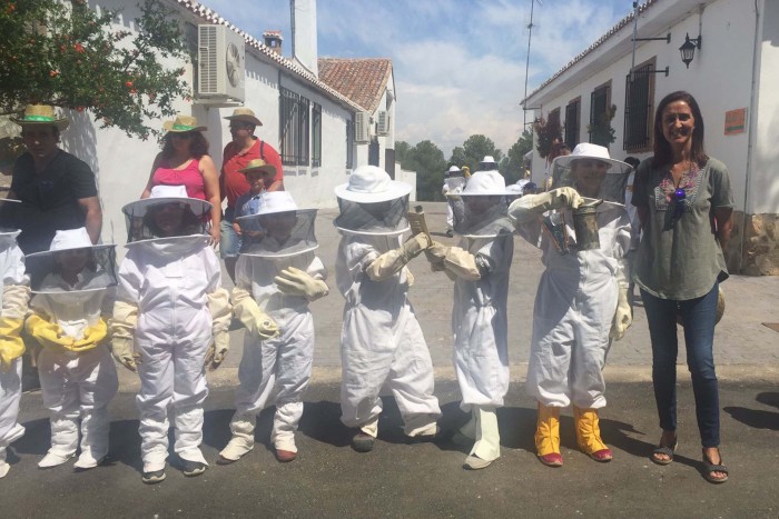 Imagen de Flora Bellón con los participantes en las jornadas de puertas abiertas de 