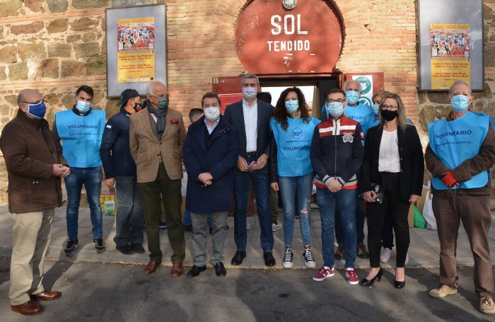 Imagen de Álvaro Gutiérrez y Fernando Muñoz con Emiliano García-Page, asistentes y voluntarios