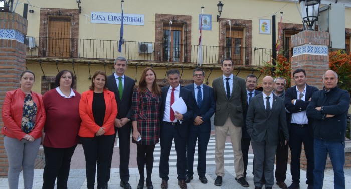 Álvaro Gutiérrez, con responsables de los gobiernos central, regional y local reunidos hoy en Ceboll