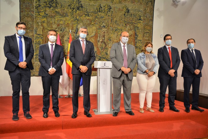 Imagen de Álvaro Gutiérrez junto al vicepresidente regional, los presidentes de diputación