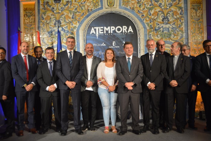 Imagen de Álvaro Gutiérrez junto a los asistentes a la inauguración de ATEMPORA en Talavera de la Reina
