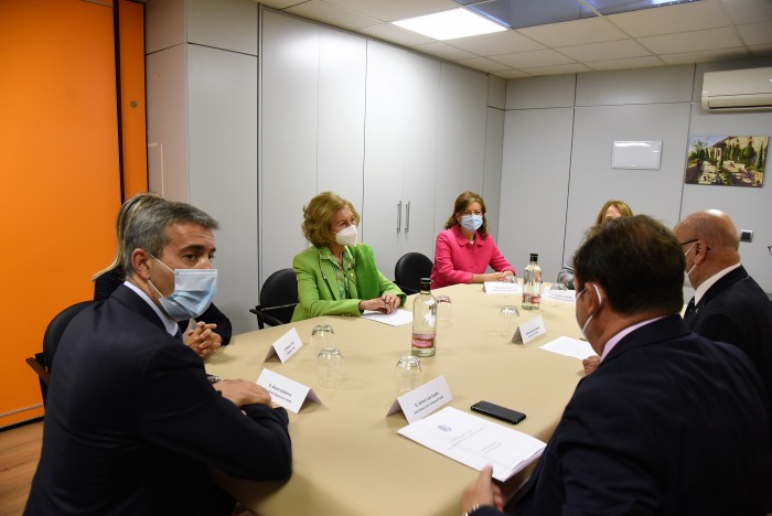 Imagen de Un momento de la reunión que las autoridades mantuvieron en el Banco de Alimentos