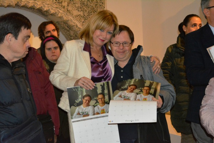 Imagen de María José Gallego con uno de los participantes en el calendario