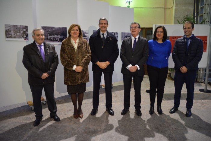 Imagen de Álvaro Gutiérrez con los asistentes a reconocimiento al Colegio Universitario de Toledo