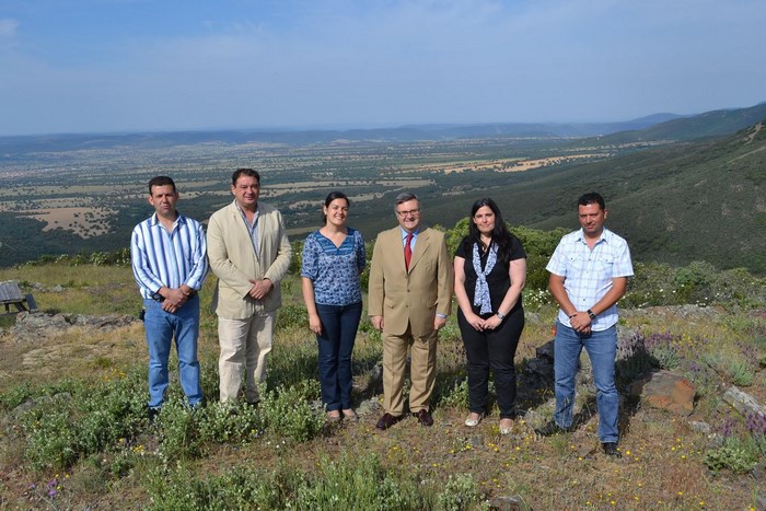 Imagen de García-Tizón y Manuel Fernández con alcaldesa y concejales San Pablo de los Montes en mirador