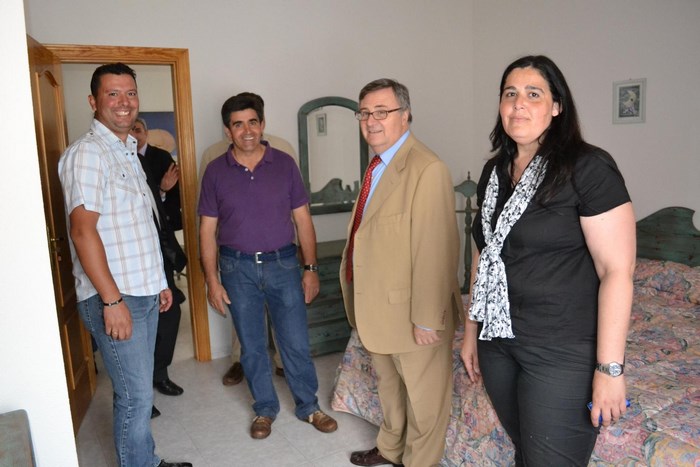 Imagen de García-Tizón, alcaldesa y concejales en el hotel de los Baños del Robledillo