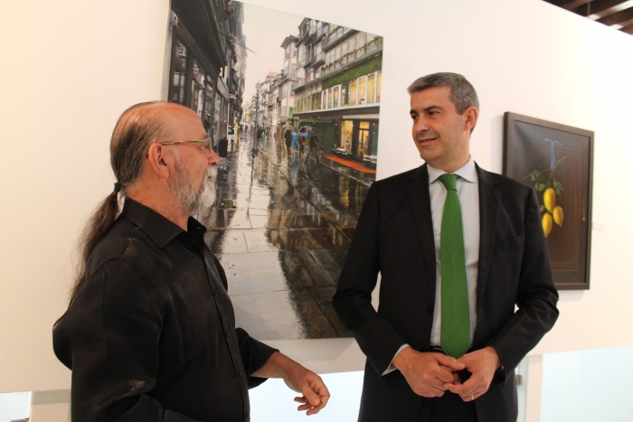 Imagen de Álvaro Gutiérrez admirando el realismo de las obras expuestas en San Clemente