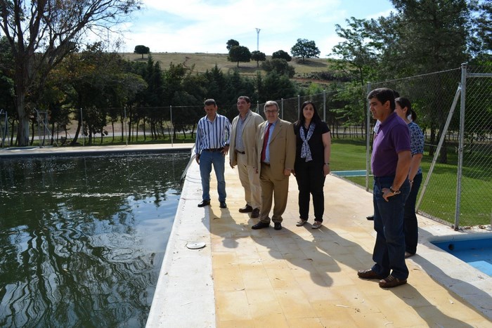 Imagen de García-Tizón, Fernandez, alcaldesa y concejales en el complejo de los Baños del Robledillo