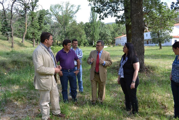 Imagen de García-Tizón, Fernandez, alcaldesa y concejales en el complejo de los Baños del Robledillo