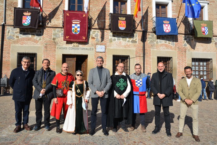 Ante la fachada del Ayuntamiento de Oropesa