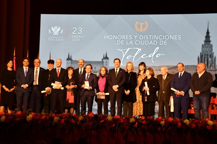 Fotografía de familia de los reconocidos durante el acto