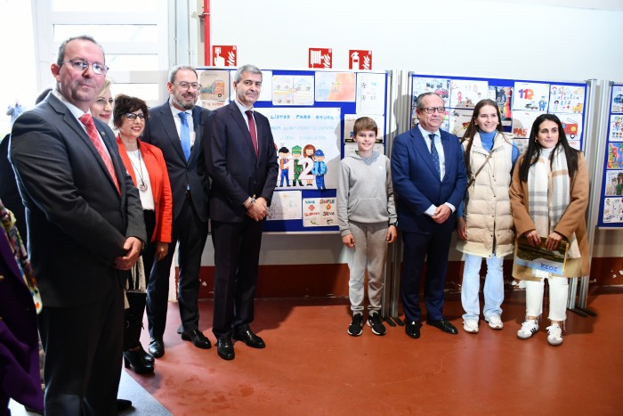 Imagen de  Juan Carlos Sánchez con el ganador del concurso de dibujos