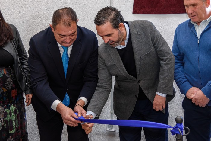 Imagen de Romera y Fernández inaugurando el nuevo espacio social de Gálvez