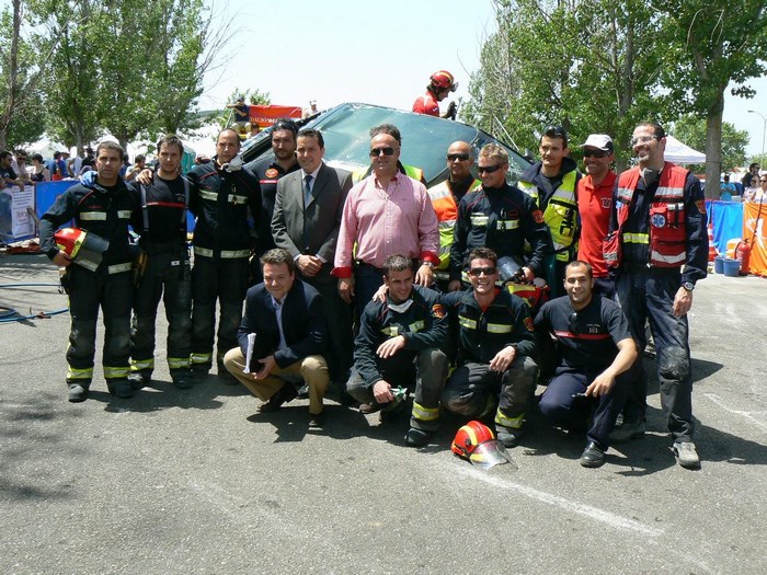 Imagen de Emilio Bravo y Pablo Barroso con los equipos de Belvís de la Jara y Santa Olalla.