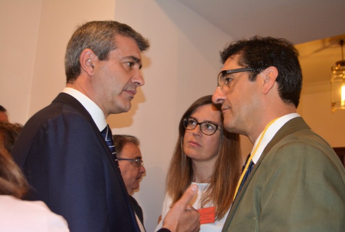Álvaro Gutiérrez saluda al presidente de la Diputación de Ciudad Real