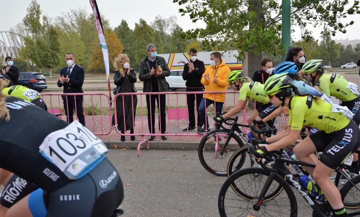 Álvaro Gutiérrez en la salida de la vuelta ciclista a España femenina