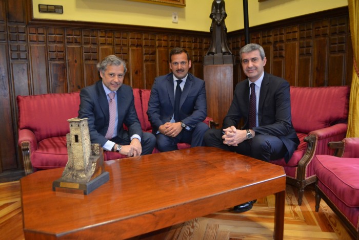 Álvaro Gutiérrez con los responsables del parque temático Puy Du Fu en Toledo