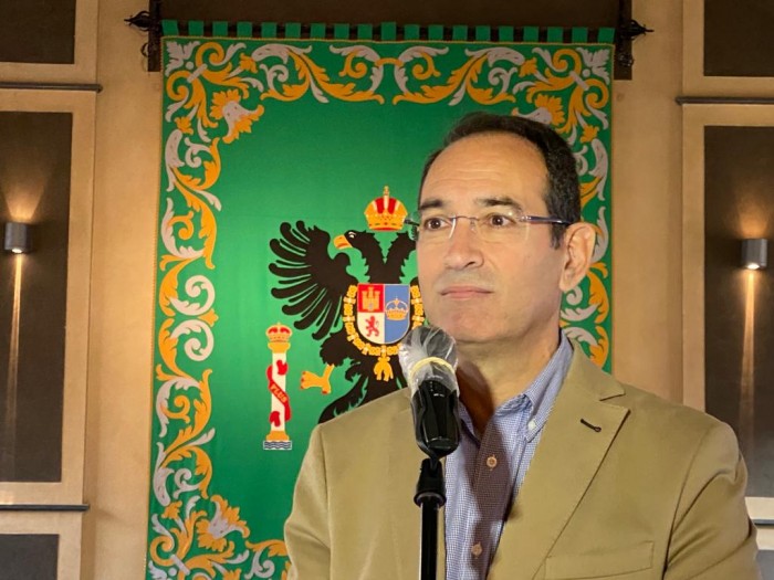 Santiago García Aranda atendiendo a los medios de comunicación