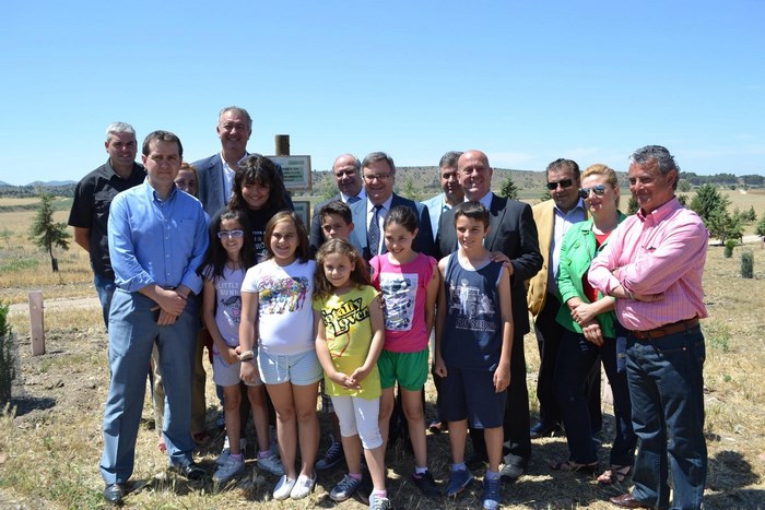 Imagen de García-Tizón,diputado y alcaldes con niños acto plantación árboles Día Medio Ambiente