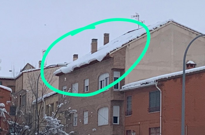 Imagen de 	Peligro en cornisas y tejados tras las nevadas