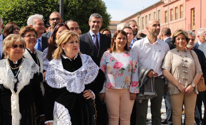 Imagen de Álvaro Gutiérrez y Agustina García presenciando el desfile