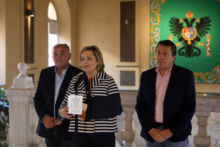 Imagen de Soledad de Frutos con los Diputados de Talavera