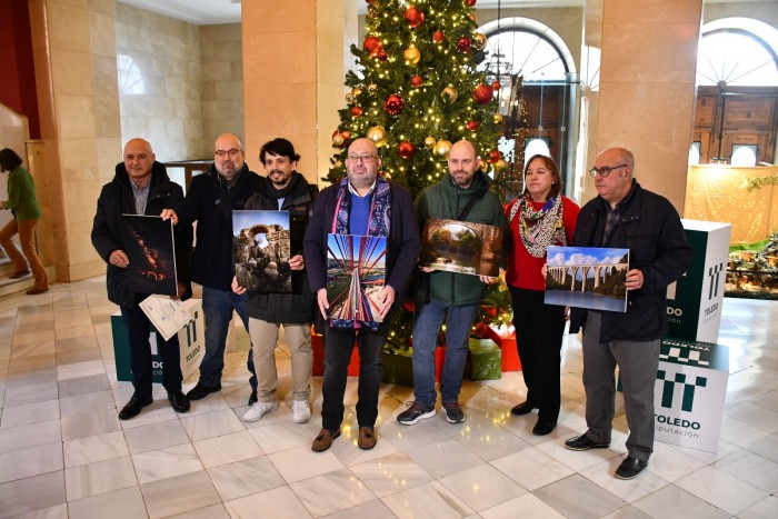 Imagen de Tomás Arribas con las fotografías premiadas