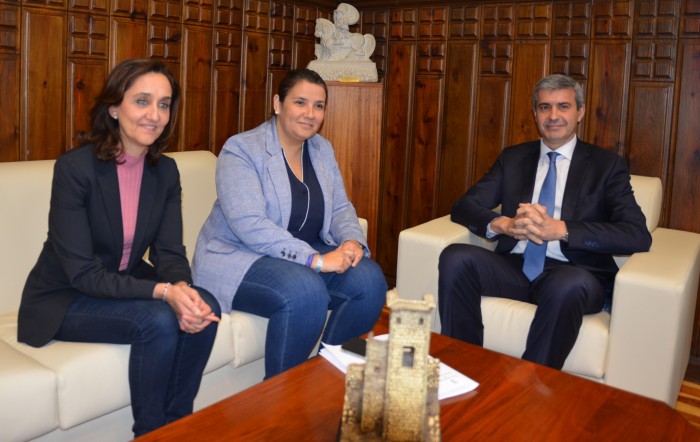 Imagen de Álvaro Gutiérrez, Tita García Élez y Flora Bellón en un momento de la reunión