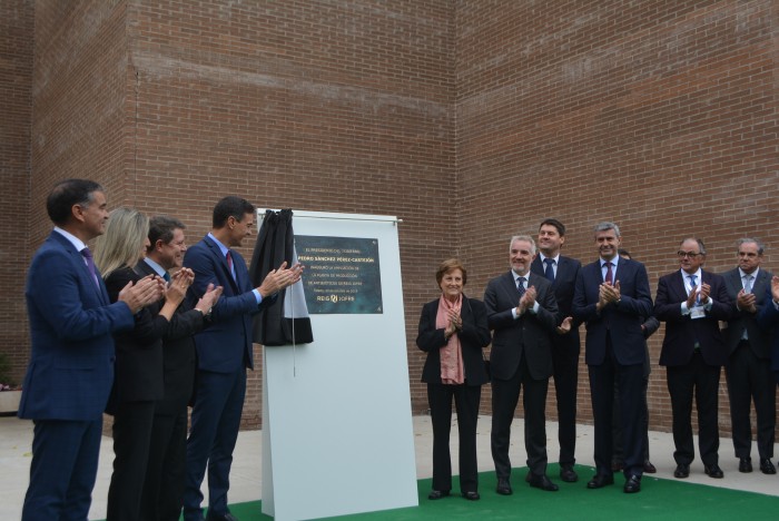 Imagen de Tras descubrir la placa conmemorativa