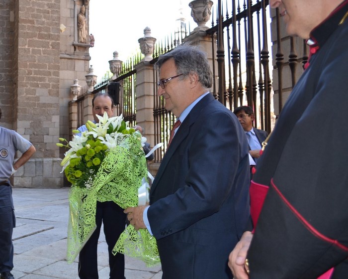 Imagen de García-Tizón en la ofrenda floral del Corpus Christi (2)