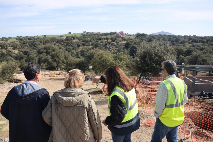 Imagen de Marina García supervisando el hábitat del lince
