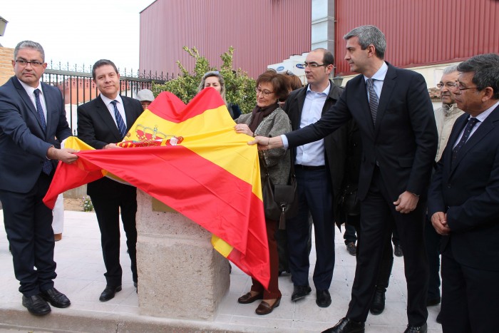 Imagen de Álvaro Gutiérrez en el momento de descubrir el monolito