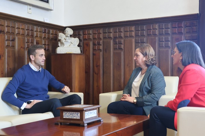 Imagen de 24032025 Cedillo recibe al galardonado con el Premio Diputación de la  Gala del Deporte