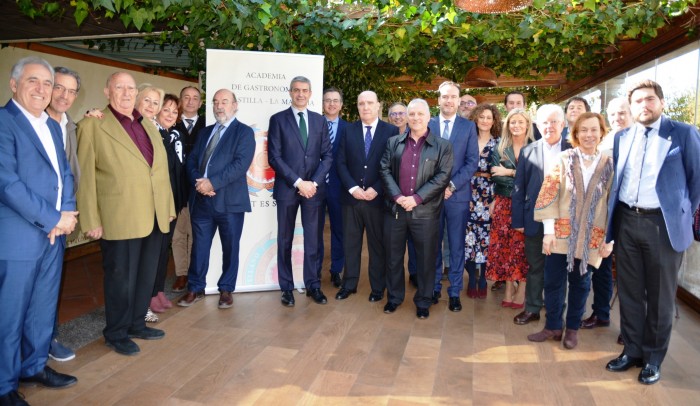 Imagen de Álvaro Gutiérrez con los miembros de la Academia de Gastronomía de Castilla-La Mancha