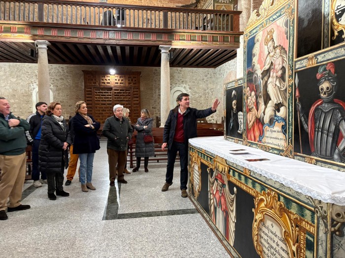29112025 Cedillo visita la exposición del catafalco de La Torre de Esteban Hambrán 9