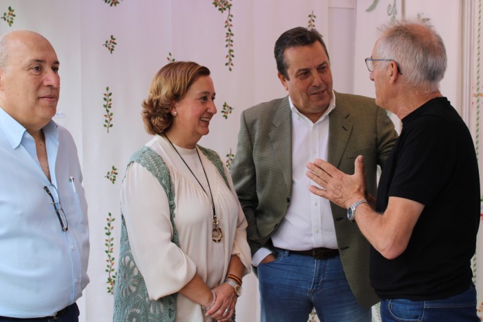 Imagen de La presidenta con los artesanos