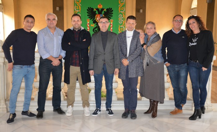 Fernando Muñoz con los representantes sindicales tras firmar los acuerdos