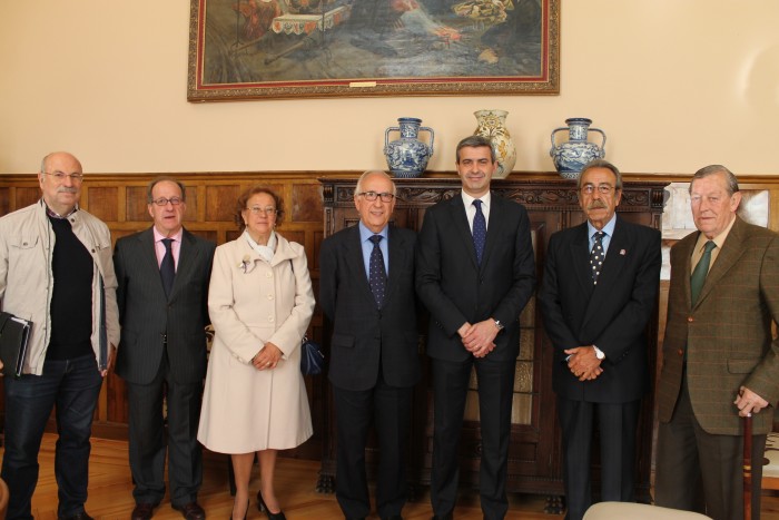 Álvaro Gutiérrez con los responsables de la Sociedad 